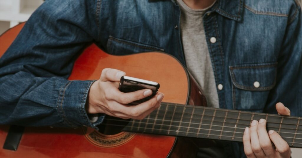 Como afinar a guitarra usando um aplicativo?